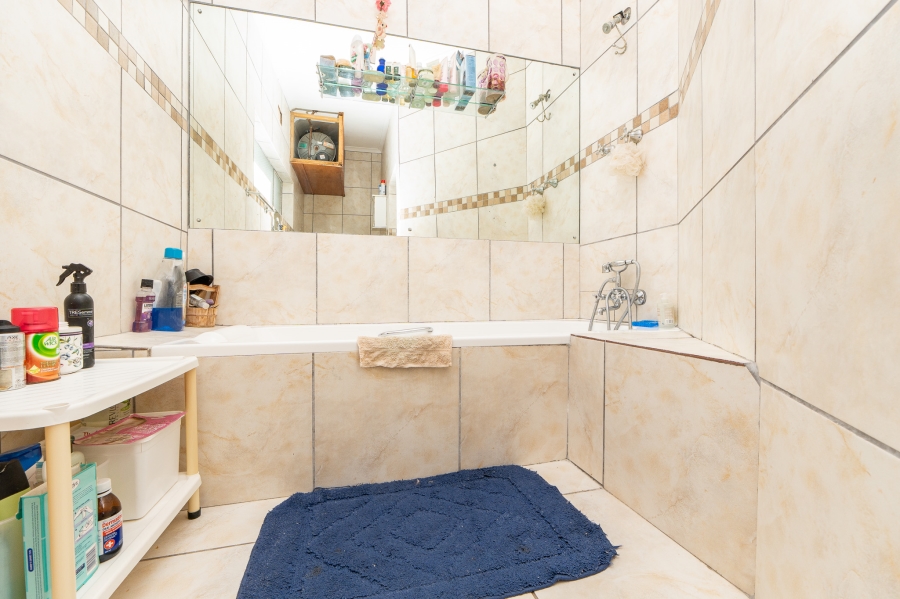 7 Bedroom Property for Sale in Middedorp Western Cape